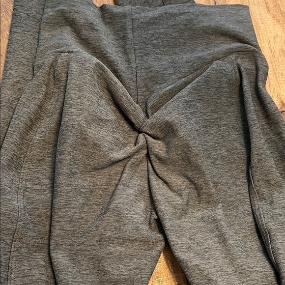 Green Sports Bra and Leggings Set - Picture 3 of 3